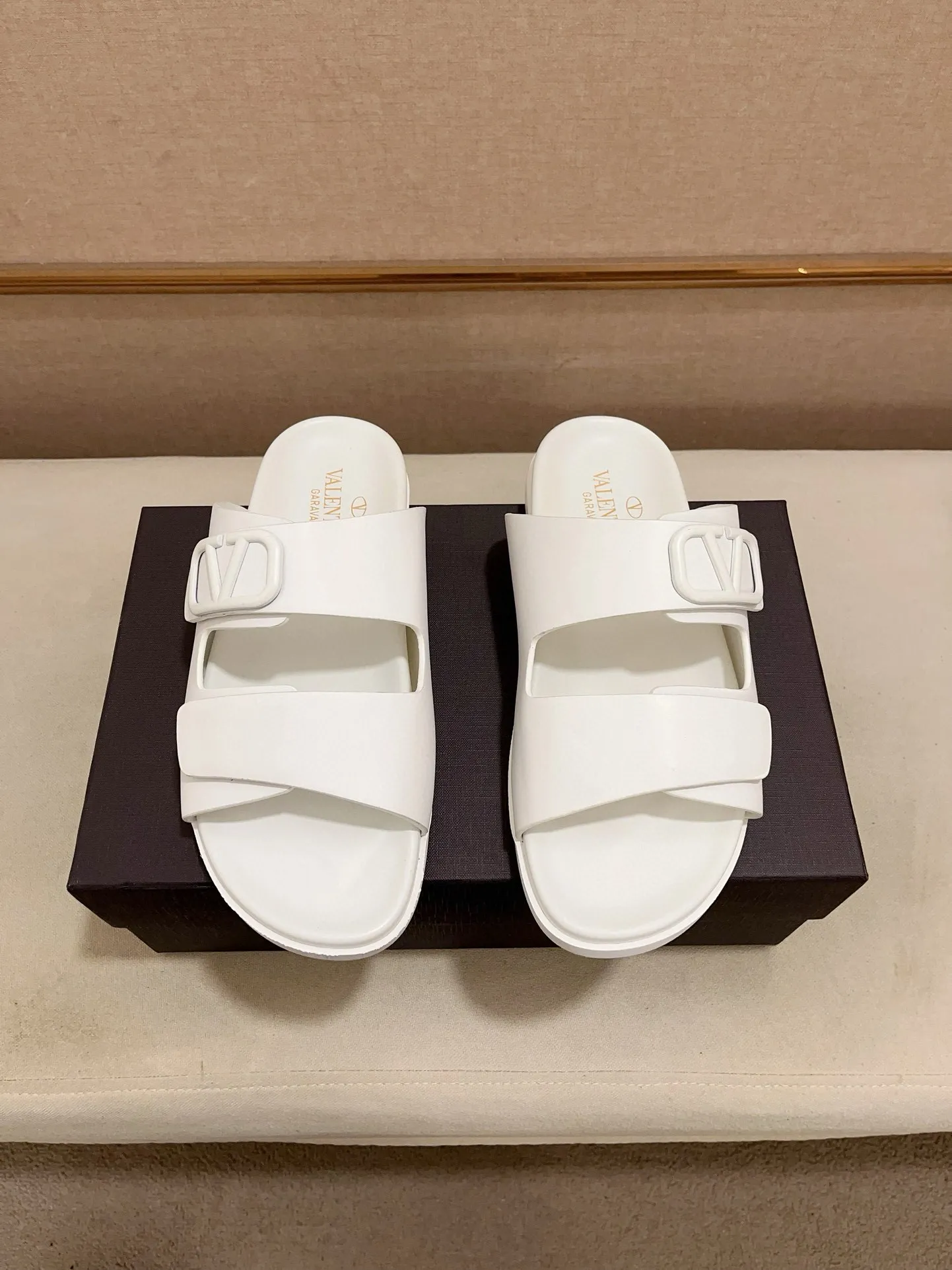 Men's shoes💰: 440💰[Valentino] New men's boutique slippers, counter quality, classic plaid, the actual workmanship is quite complex🔰The uppers are made of imported fabrics➕🐑Sheepskin lining, which tests the craftsman's craftsmanship➕original PU outsole. Size: 38-44 (45 can be customized, non-refundable)